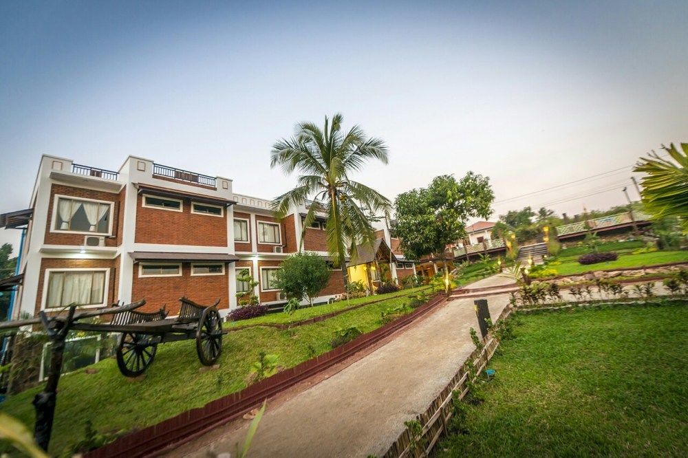 Hotel Queen Jamadevi Моламьяйн Экстерьер фото