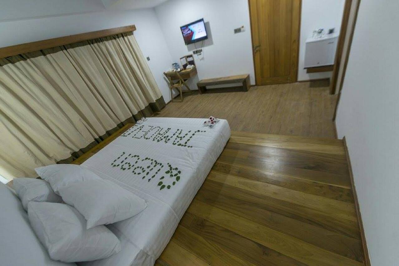 Hotel Queen Jamadevi Моламьяйн Экстерьер фото