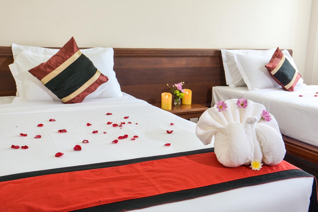 Hotel Queen Jamadevi Моламьяйн Экстерьер фото