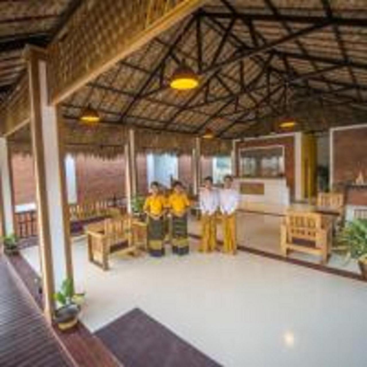 Hotel Queen Jamadevi Моламьяйн Экстерьер фото