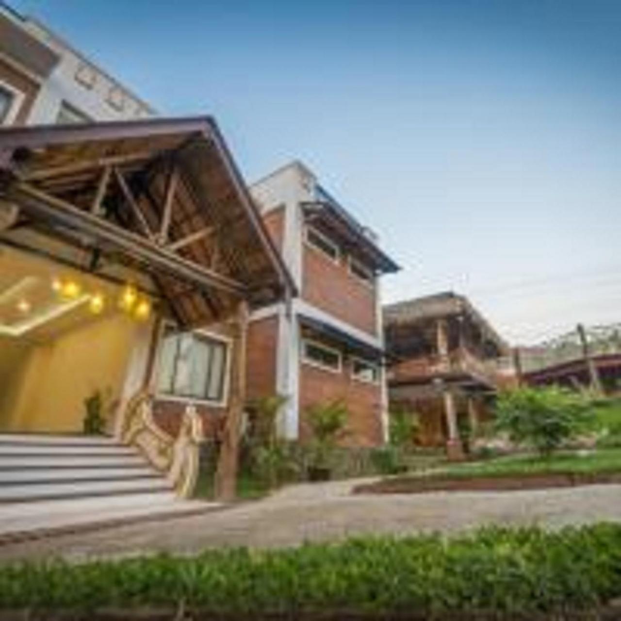 Hotel Queen Jamadevi Моламьяйн Экстерьер фото